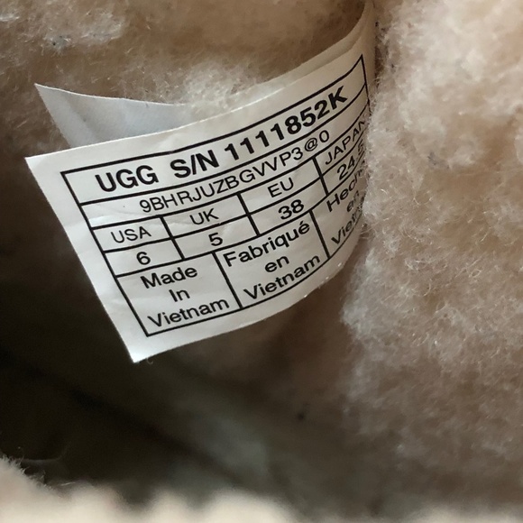 UGG Classic Short II Glitter Gold Boots 1111852K Kids Girls Size US 6 - Picture 13 of 14